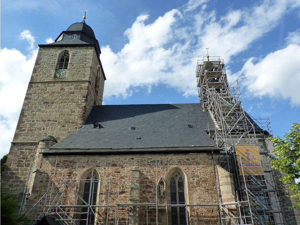 Einrüstung von St. Crescentius an der Südseite (Foto: Karl-Franz Thiede)